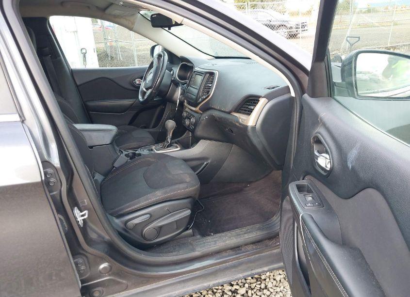 Photo 5 of 2017 Jeep Cherokee LATITUDE FWD (VIN 1C4PJLCB6HW526748)