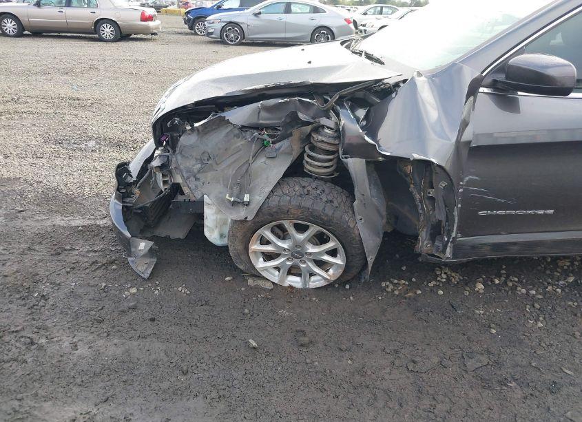 Photo 6 of 2017 Jeep Cherokee LATITUDE FWD (VIN 1C4PJLCB6HW526748)