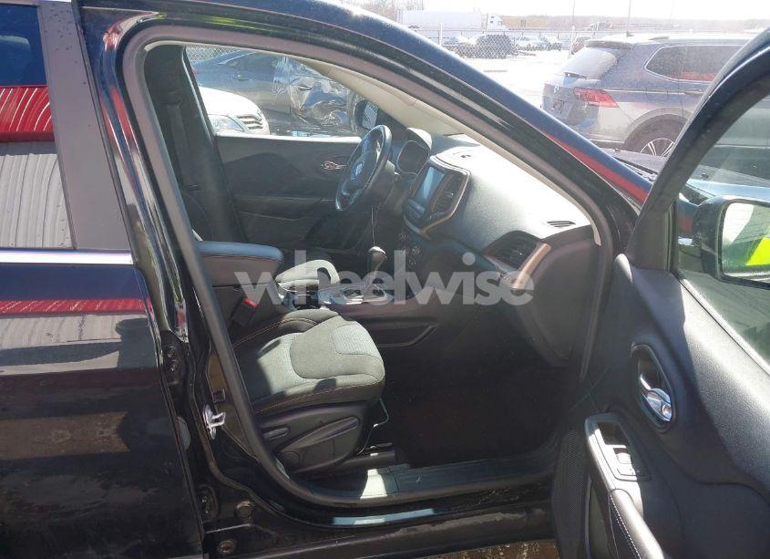 Photo 5 of 2017 Jeep Cherokee LATITUDE FWD (VIN 1C4PJLCB6HW540665)