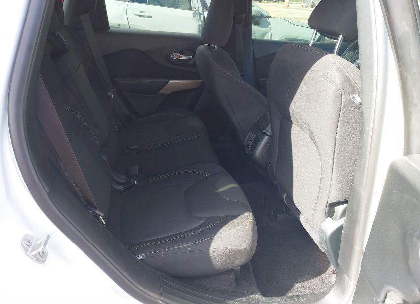 Photo 8 of 2017 Jeep Cherokee LATITUDE FWD (VIN 1C4PJLCB6HW586917)