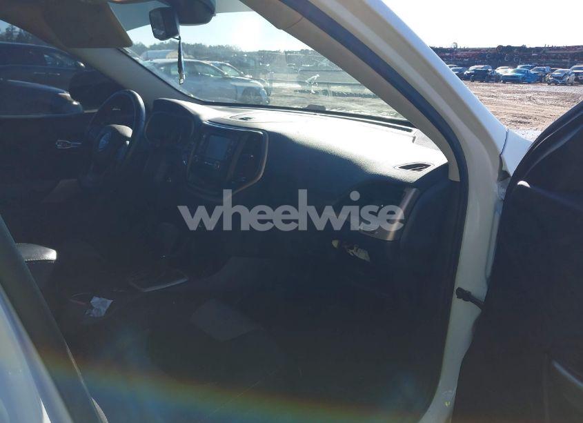 Photo 5 of 2018 Jeep Cherokee LATITUDE FWD (VIN 1C4PJLCB6JD553353)