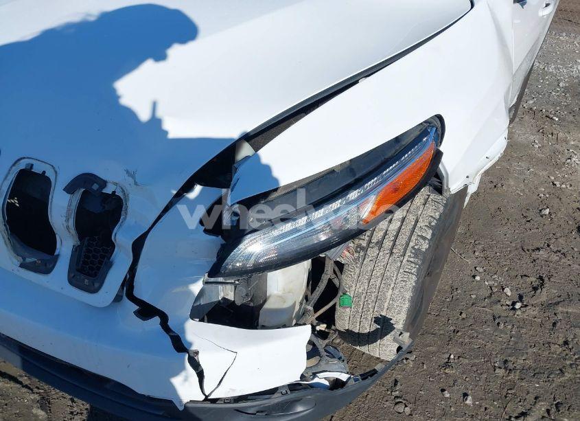 Photo 6 of 2018 Jeep Cherokee LATITUDE FWD (VIN 1C4PJLCB6JD553353)