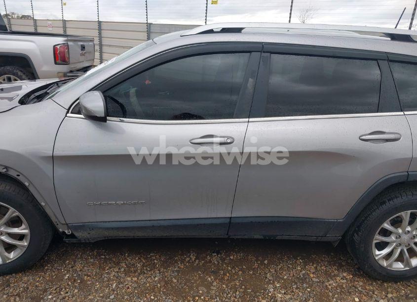 Photo 15 of 2019 Jeep Cherokee LATITUDE FWD (VIN 1C4PJLCB6KD114770)