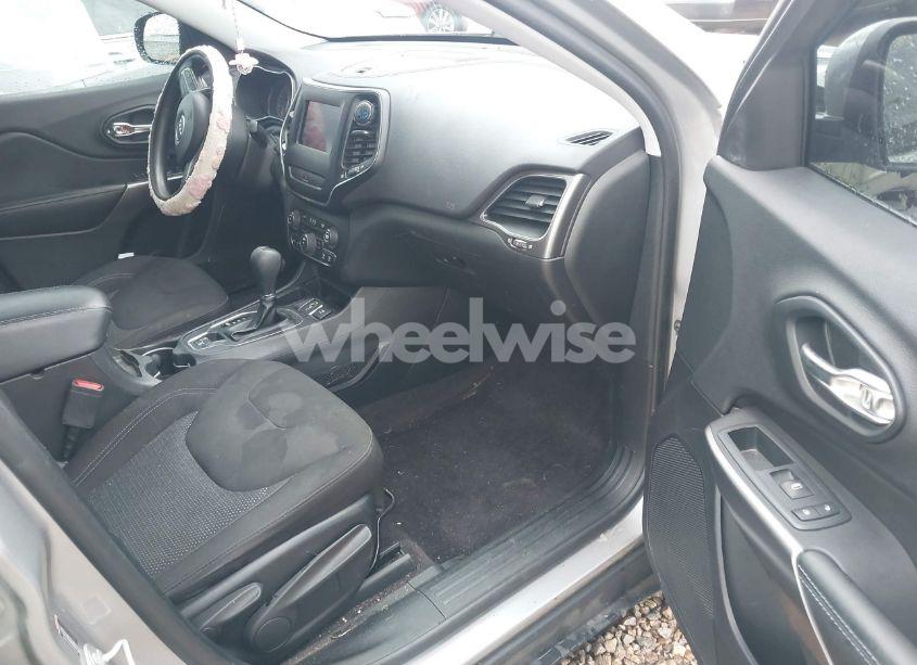 Photo 5 of 2019 Jeep Cherokee LATITUDE FWD (VIN 1C4PJLCB6KD114770)