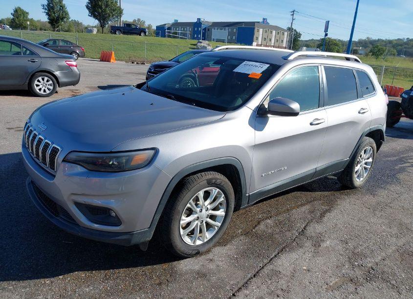 Photo 2 of 2019 Jeep Cherokee LATITUDE FWD (VIN 1C4PJLCB6KD175553)