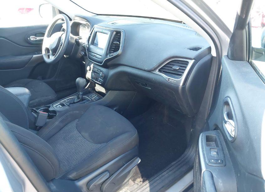 Photo 5 of 2019 Jeep Cherokee LATITUDE FWD (VIN 1C4PJLCB6KD175553)