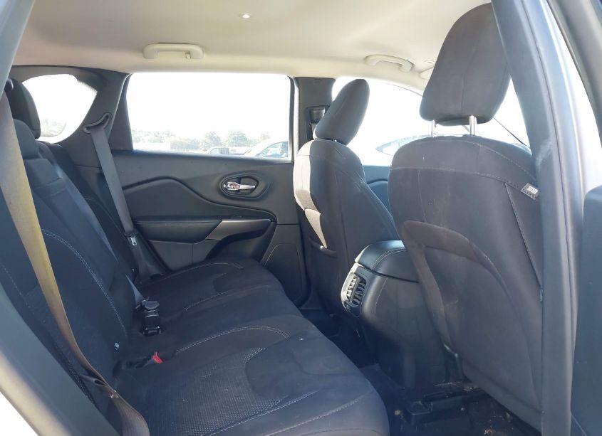 Photo 8 of 2019 Jeep Cherokee LATITUDE FWD (VIN 1C4PJLCB6KD175553)