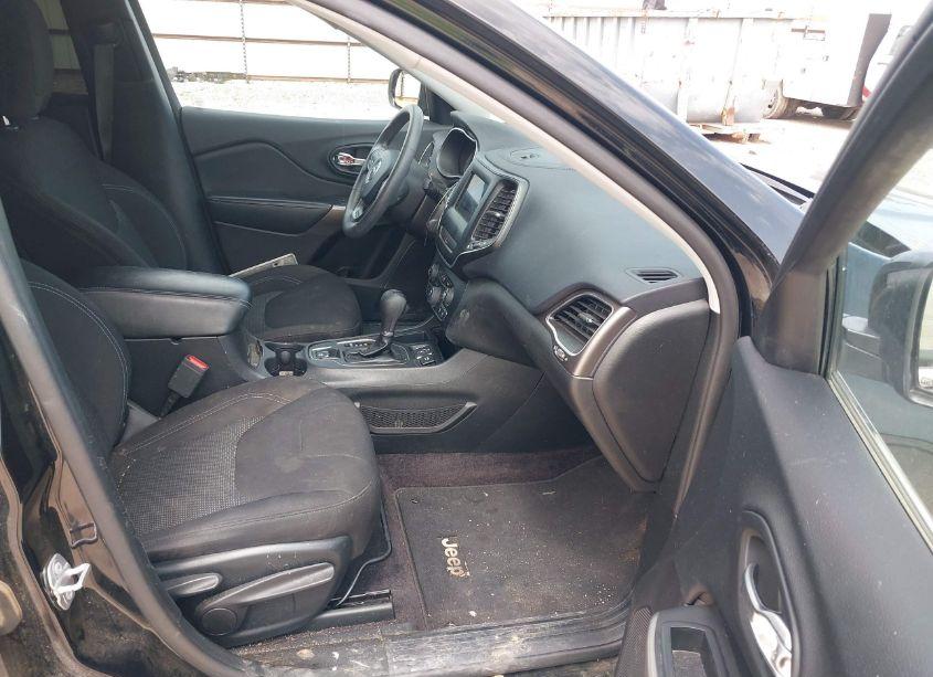 Photo 5 of 2019 Jeep Cherokee LATITUDE FWD (VIN 1C4PJLCB6KD248906)