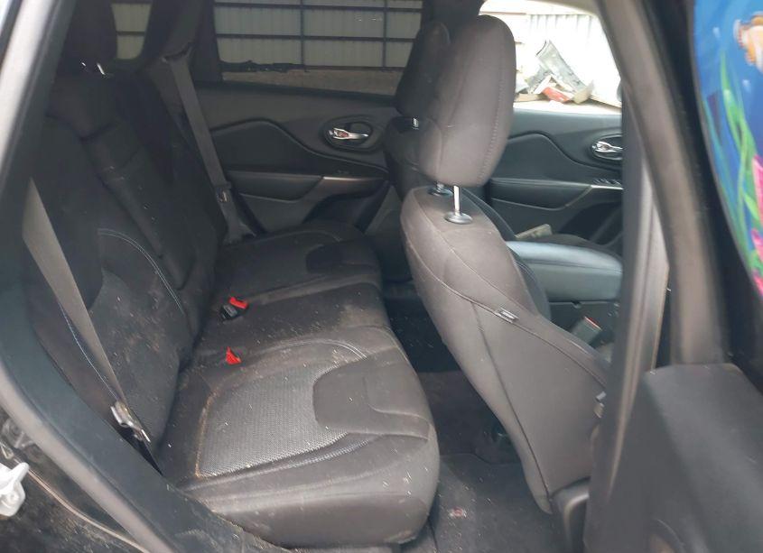 Photo 8 of 2019 Jeep Cherokee LATITUDE FWD (VIN 1C4PJLCB6KD248906)