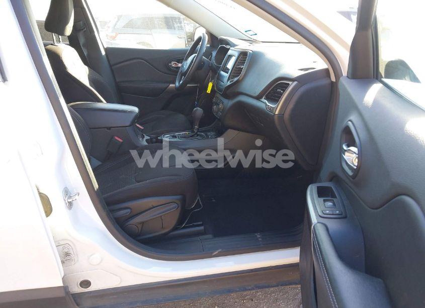 Photo 5 of 2019 Jeep Cherokee LATITUDE FWD (VIN 1C4PJLCB6KD373470)