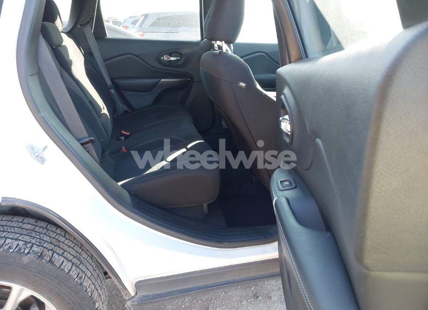 Photo 8 of 2019 Jeep Cherokee LATITUDE FWD (VIN 1C4PJLCB6KD373470)