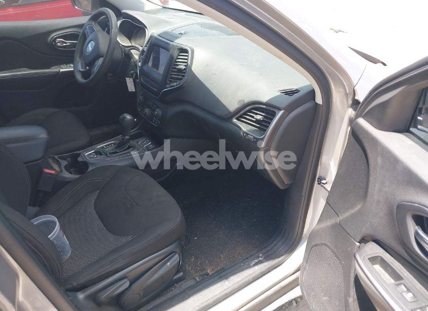 Photo 5 of 2020 Jeep Cherokee LATITUDE FWD (VIN 1C4PJLCB6LD582449)