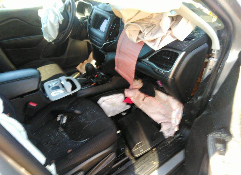 Photo 5 of 2020 Jeep Cherokee LATITUDE FWD (VIN 1C4PJLCB6LD653326)