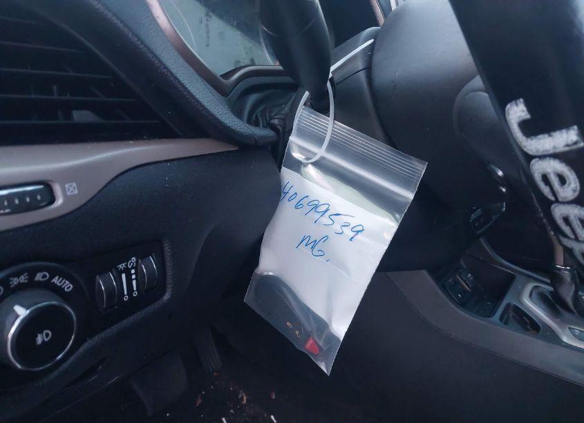 Photo 17 of 2015 Jeep Cherokee LATITUDE (VIN 1C4PJLCB7FW656843)