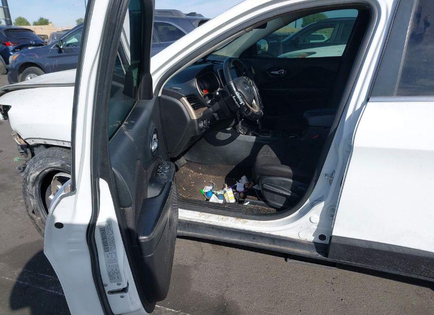 Photo 5 of 2015 Jeep Cherokee LATITUDE (VIN 1C4PJLCB7FW656843)