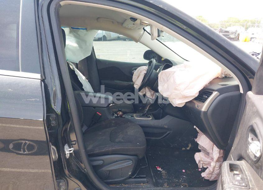 Photo 5 of 2016 Jeep Cherokee LATITUDE (VIN 1C4PJLCB7GW201332)