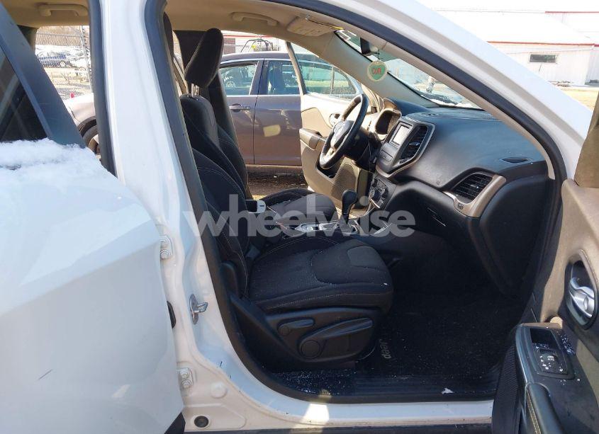 Photo 5 of 2016 Jeep Cherokee LATITUDE (VIN 1C4PJLCB7GW307005)