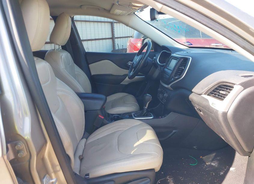 Photo 5 of 2017 Jeep Cherokee LATITUDE FWD (VIN 1C4PJLCB7HW580950)