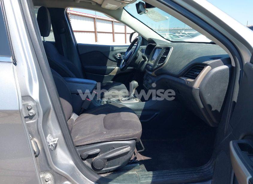 Photo 5 of 2017 Jeep Cherokee LATITUDE FWD (VIN 1C4PJLCB7HW661141)