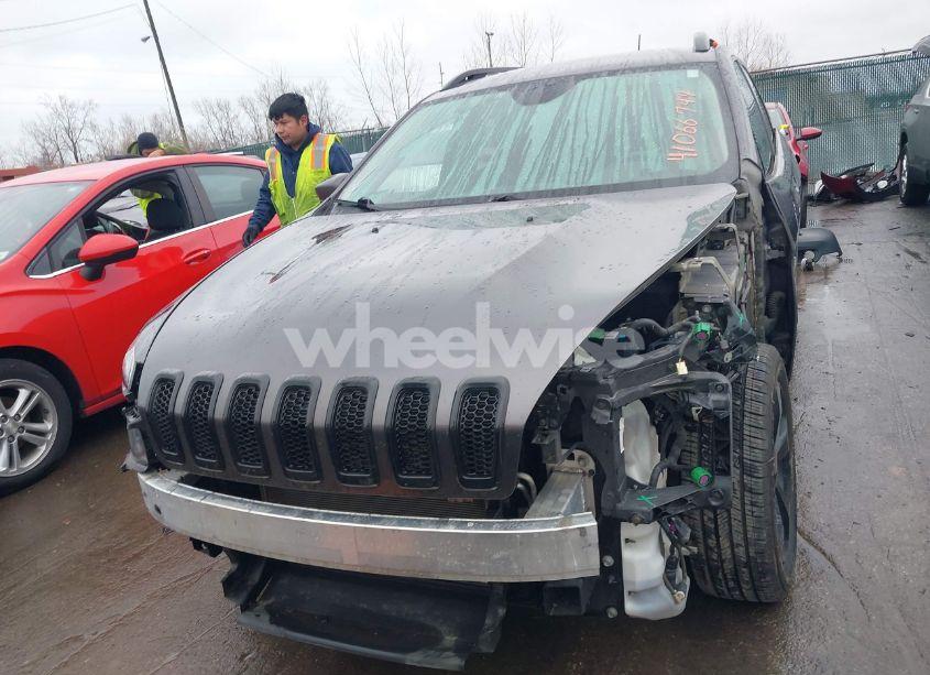 Photo 13 of 2018 Jeep Cherokee LATITUDE FWD (VIN 1C4PJLCB7JD540210)