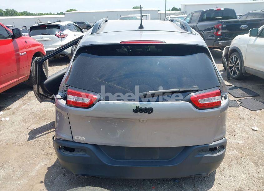 Photo 16 of 2018 Jeep Cherokee LATITUDE FWD (VIN 1C4PJLCB7JD542457)
