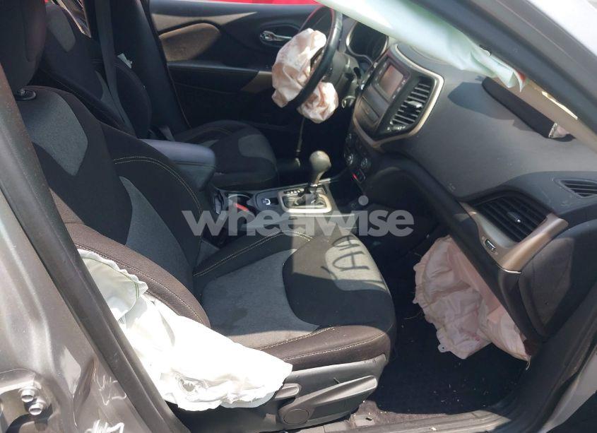 Photo 5 of 2018 Jeep Cherokee LATITUDE FWD (VIN 1C4PJLCB7JD542457)