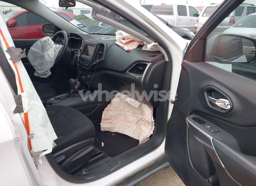 Photo 5 of 2019 Jeep Cherokee LATITUDE FWD (VIN 1C4PJLCB7KD131481)