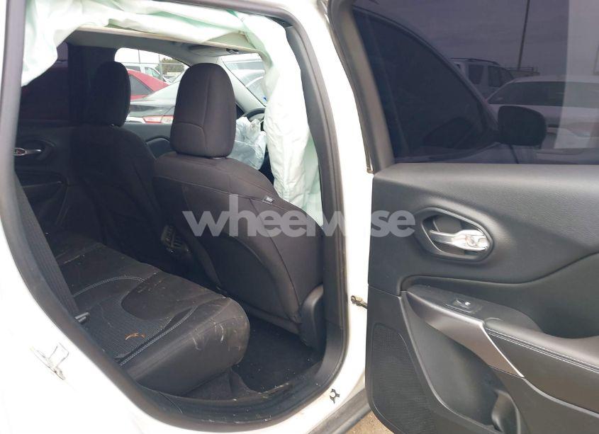 Photo 8 of 2019 Jeep Cherokee LATITUDE FWD (VIN 1C4PJLCB7KD131481)