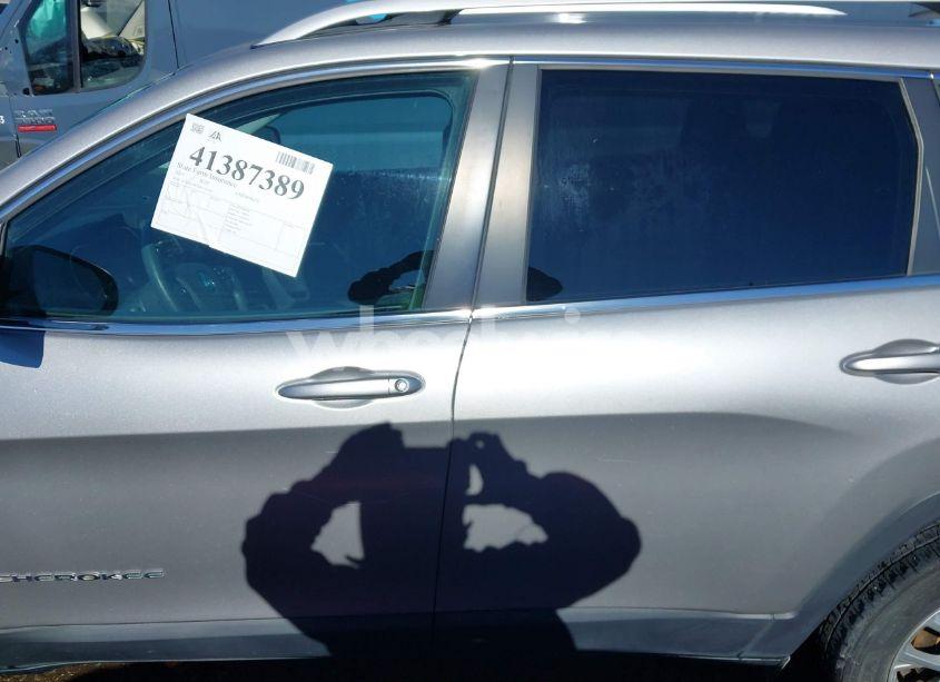 Photo 15 of 2019 Jeep Cherokee LATITUDE FWD (VIN 1C4PJLCB7KD171236)