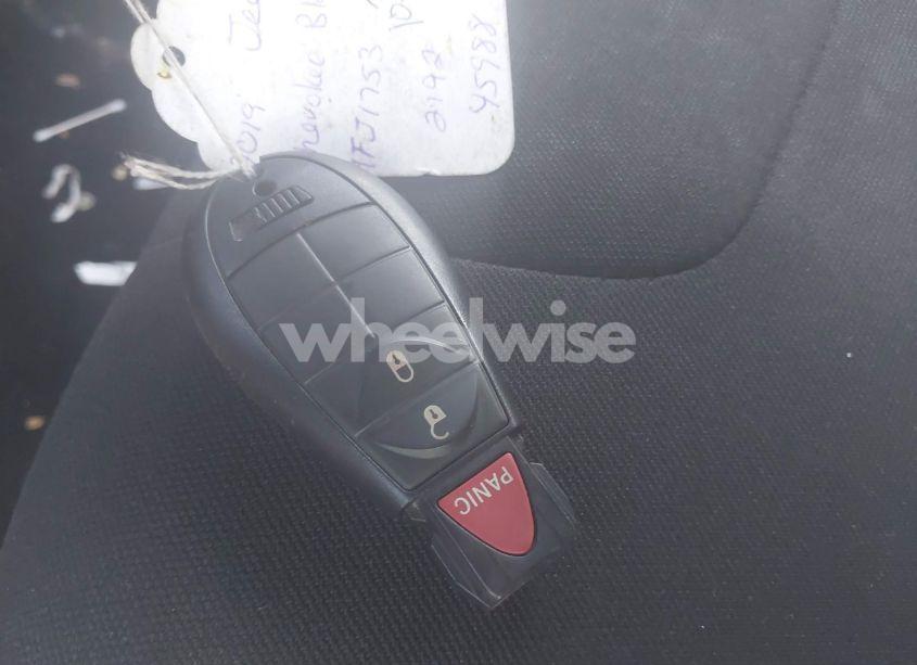 Photo 11 of 2019 Jeep Cherokee LATITUDE FWD (VIN 1C4PJLCB7KD242192)