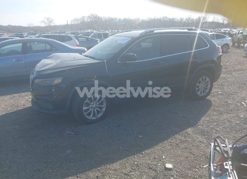 Photo 2 of 2019 Jeep Cherokee LATITUDE FWD (VIN 1C4PJLCB7KD242192)