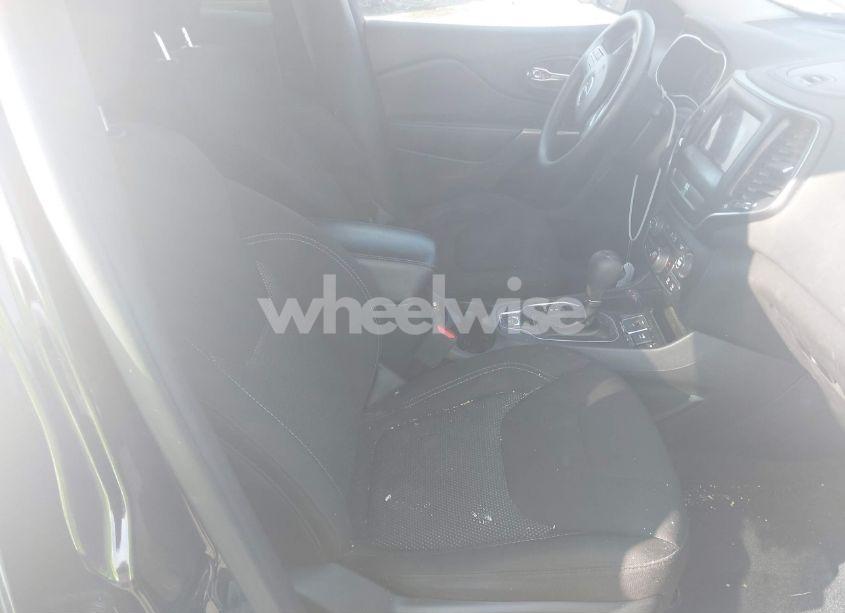 Photo 5 of 2019 Jeep Cherokee LATITUDE FWD (VIN 1C4PJLCB7KD242192)