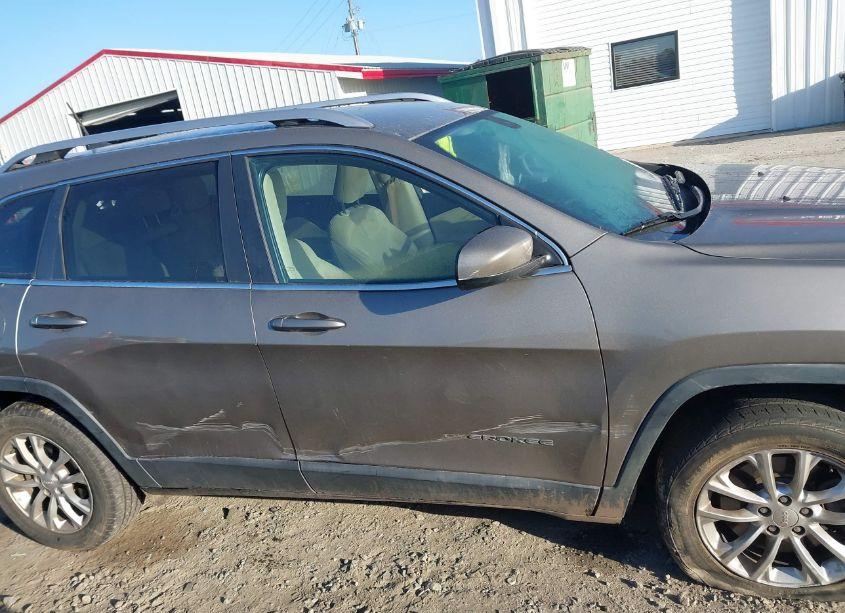 Photo 13 of 2019 Jeep Cherokee LATITUDE FWD (VIN 1C4PJLCB7KD248557)