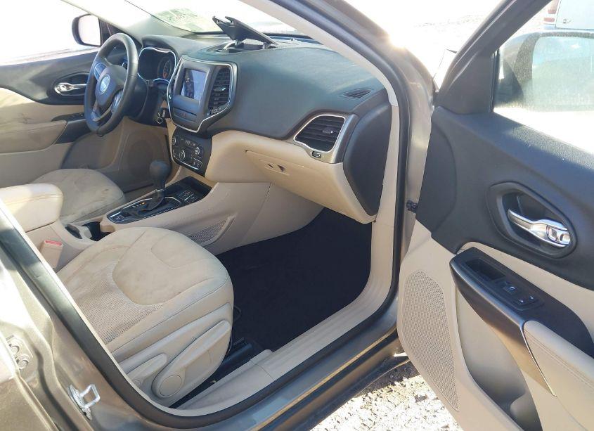 Photo 5 of 2019 Jeep Cherokee LATITUDE FWD (VIN 1C4PJLCB7KD248557)