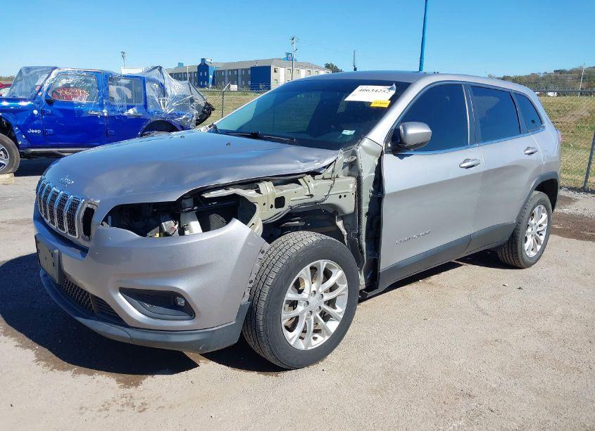 Photo 2 of 2019 Jeep Cherokee LATITUDE FWD (VIN 1C4PJLCB7KD269425)