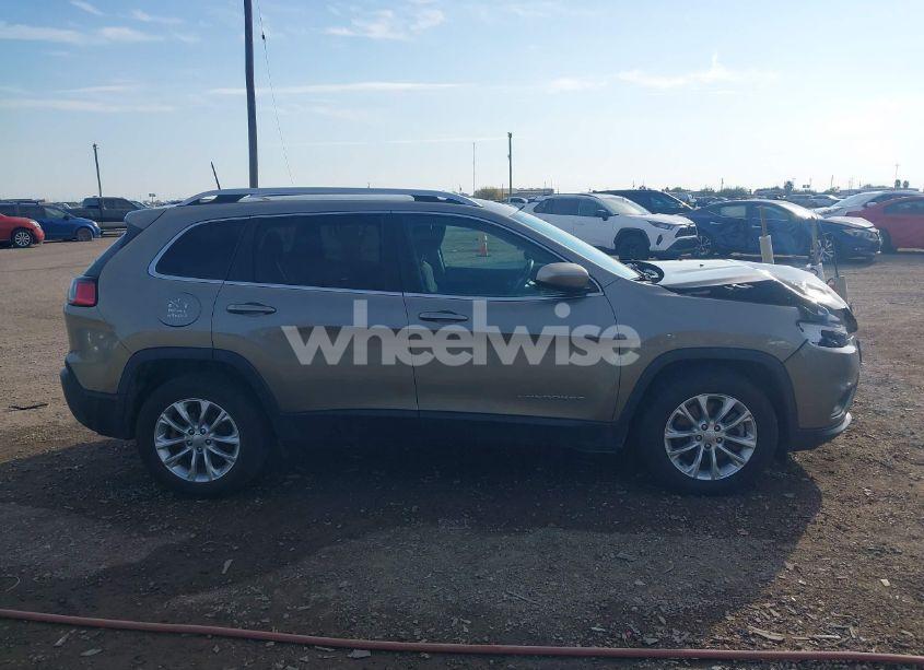 Photo 13 of 2019 Jeep Cherokee LATITUDE FWD (VIN 1C4PJLCB7KD325752)