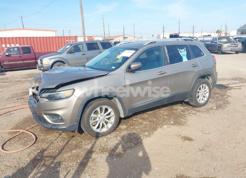 Photo 2 of 2019 Jeep Cherokee LATITUDE FWD (VIN 1C4PJLCB7KD325752)