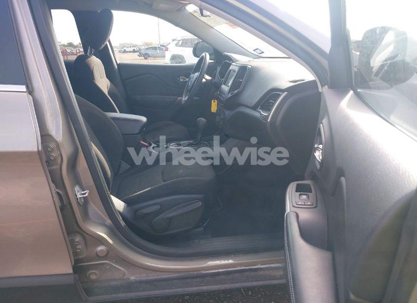 Photo 5 of 2019 Jeep Cherokee LATITUDE FWD (VIN 1C4PJLCB7KD325752)