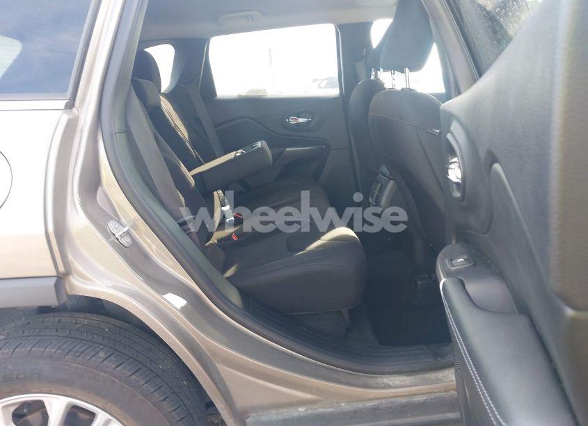 Photo 8 of 2019 Jeep Cherokee LATITUDE FWD (VIN 1C4PJLCB7KD325752)