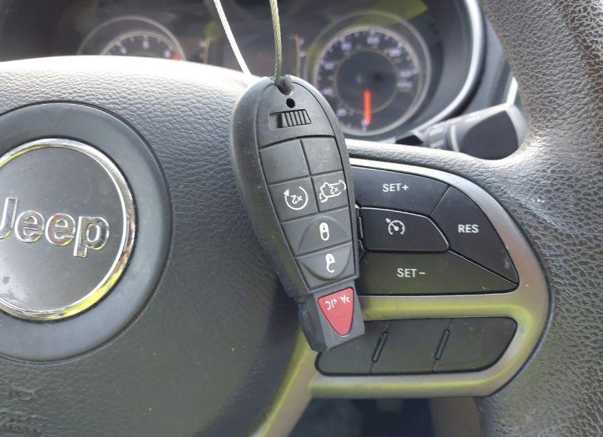 Photo 11 of 2019 Jeep Cherokee LATITUDE FWD (VIN 1C4PJLCB7KD357391)