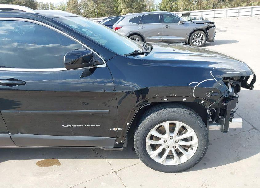 Photo 19 of 2019 Jeep Cherokee LATITUDE FWD (VIN 1C4PJLCB7KD357391)