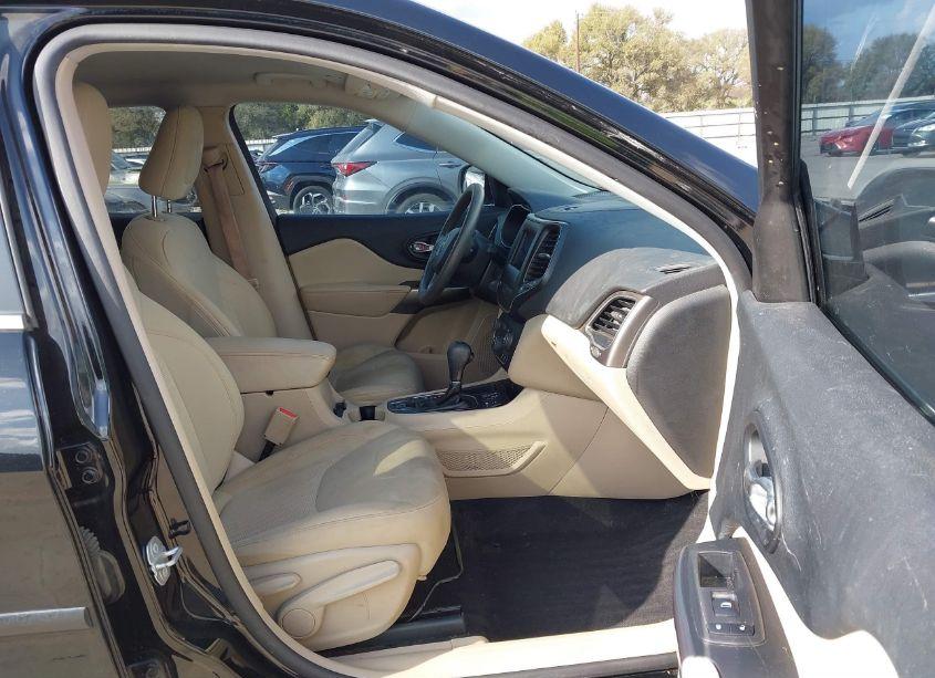 Photo 5 of 2019 Jeep Cherokee LATITUDE FWD (VIN 1C4PJLCB7KD357391)