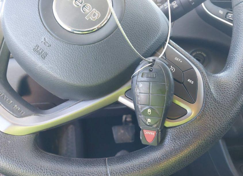 Photo 11 of 2019 Jeep Cherokee LATITUDE FWD (VIN 1C4PJLCB7KD458205)