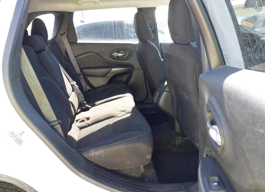 Photo 8 of 2019 Jeep Cherokee LATITUDE FWD (VIN 1C4PJLCB7KD458205)