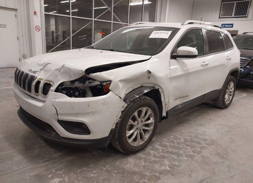 Photo 2 of 2019 Jeep Cherokee LATITUDE FWD (VIN 1C4PJLCB7KD479331)