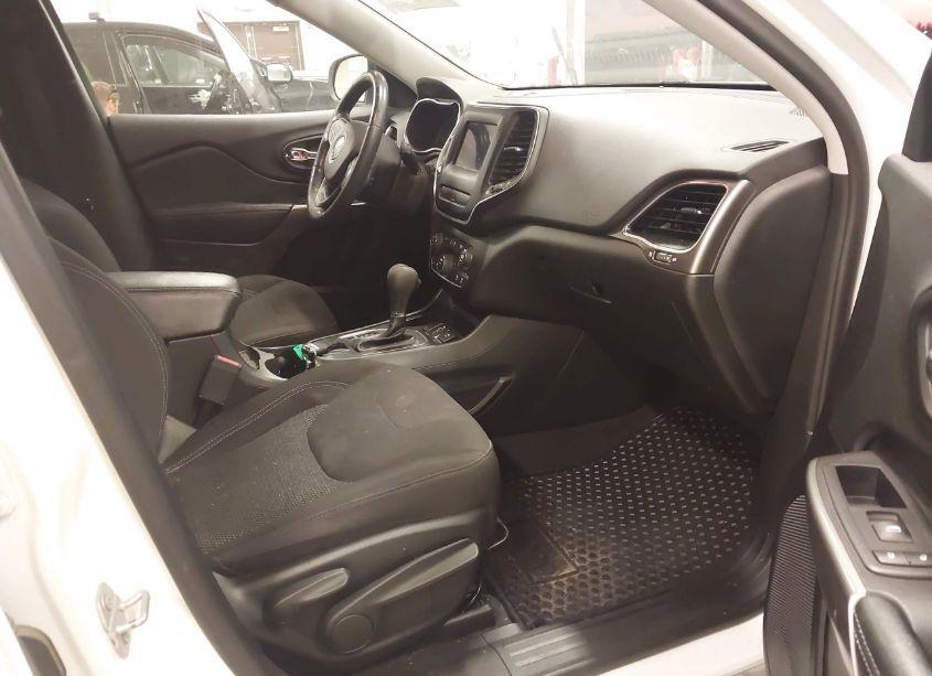 Photo 5 of 2019 Jeep Cherokee LATITUDE FWD (VIN 1C4PJLCB7KD479331)