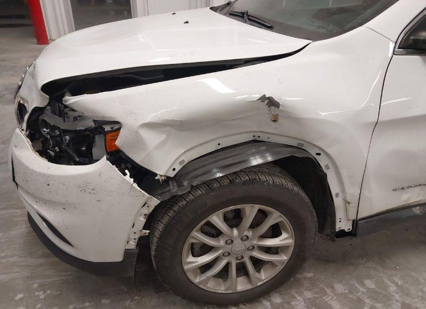 Photo 6 of 2019 Jeep Cherokee LATITUDE FWD (VIN 1C4PJLCB7KD479331)