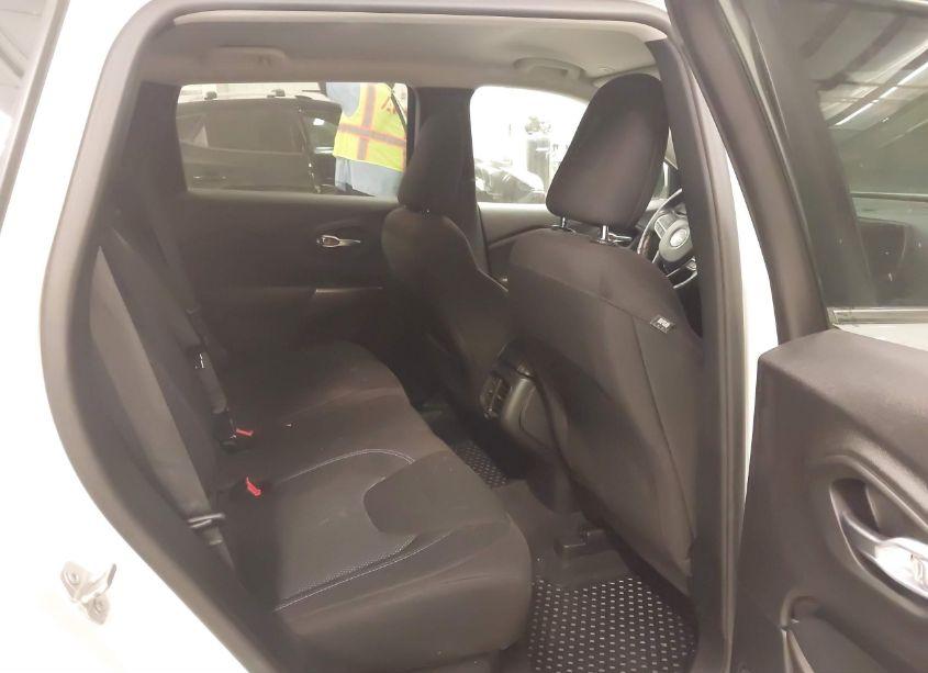 Photo 8 of 2019 Jeep Cherokee LATITUDE FWD (VIN 1C4PJLCB7KD479331)