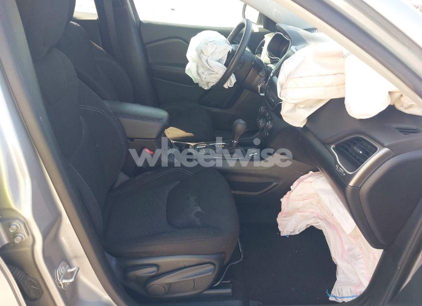 Photo 5 of 2020 Jeep Cherokee LATITUDE FWD (VIN 1C4PJLCB7LD542428)