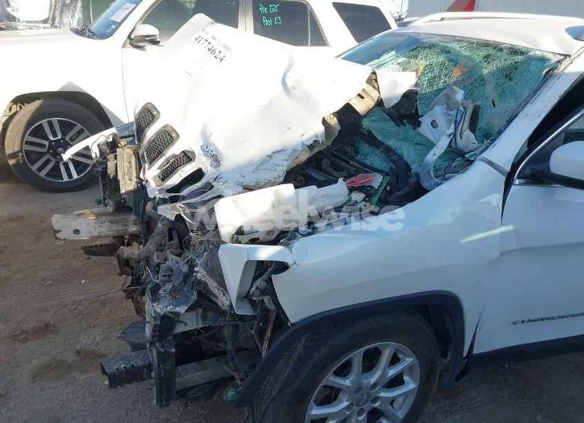 Photo 6 of 2016 Jeep Cherokee LATITUDE (VIN 1C4PJLCB8GW230578)